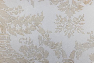 Hassas çiçek ve yaprak motifleri zamansız ve sofistike bir damaske deseni oluşturur.