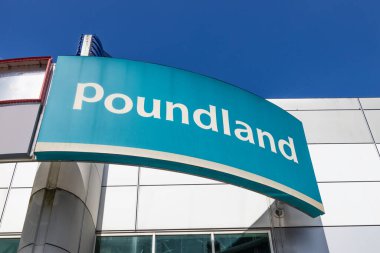 Poundland indirim mağazasının dış tabelası. Londra, İngiltere, 28 Temmuz 2024