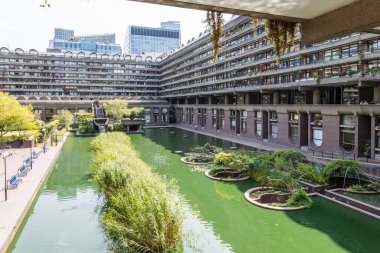 Londra 'daki Barbican Malikanesi. Gaddar mimari ve yemyeşil peyzaj sergileniyor..