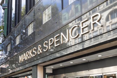 Sembolik Marks ve Spencer logosu mağaza girişinin üstündeki koyu fayanslı cephede sergileniyordu. Londra, İngiltere, 5 Ekim 2024
