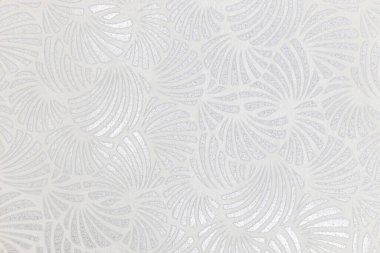 Bu desenli beyaz yüzey deniz kabuğundan esinlenilmiş zarif tekerrür motifleri içeriyor, sakin ve sofistike bir görsel derinlik yaratıyor..