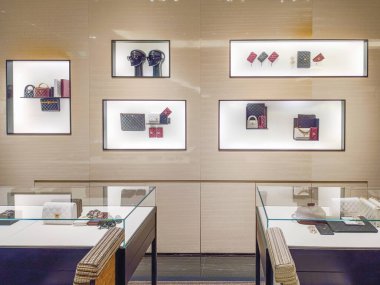 Minimalist bir Chanel butik iç tasarımı çeşitli lüks çantalar ve aydınlatılmış duvar rafları ve cam tezgahlarda küçük deri eşyalar sergiliyor. Londra, İngiltere, 8 Haziran 2024
