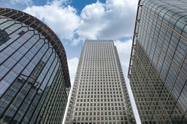 Londra 'daki çağdaş ofis binaları gökyüzüne yükseliyor, küresel bir finans merkezinde kurumsal mimari ve ekonomik gücü gözler önüne seriyor.