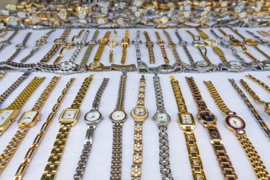 Yerel bit pazarında sergilenen antika kol saatleri ve antika mücevherler. Metalik kayışlı sayısız ikinci el saat koleksiyoncuları ve moda tutkunlarını bekliyor. Londra, İngiltere, 24 Mayıs 2023