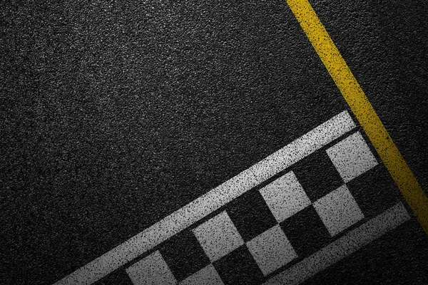 Level asphalted road with a dividing white and yellow stripes. The texture of the tarmac, top view. — Stock Photo, Image