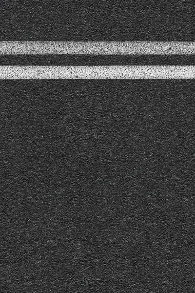 Επίπεδο ασφαλτοστρωμένο δρόμο με μια διαχωριστική άσπρη ρίγες. Η υφή του το ασφάλτινο, κορυφαία προβολή. — Φωτογραφία Αρχείου