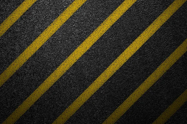 Carretera asfaltada de nivel con rayas amarillas que dividen. La textura de la pista, vista superior . — Foto de Stock
