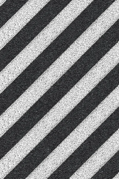 Strada asfaltata livellata con strisce bianche divisorie. La texture dell'asfalto, vista dall'alto . — Foto Stock