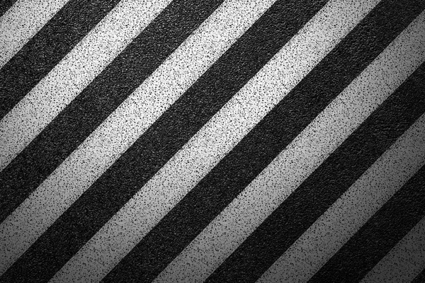 Ebene asphaltierte Straße mit einem teilenden weißen Streifen. die Beschaffenheit des Asphalts, Draufsicht. — Stockfoto