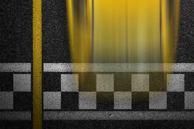 Düzey bir bölen şeritli yol ve yüksek hız ile sarı spor araba hareket Asfaltlı. Asfalt, en iyi görünüm doku.