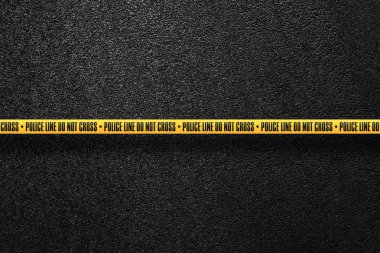 Arka plan düz asfalt yolda sarı polis hattı. Geçmez. Asfalt, en iyi görünüm doku.