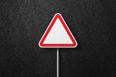 Asfalt bir arka plan üzerinde üçgen şekli yol işaretleri. Asfalt dokusu, üst görünüm.