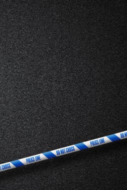 Arka plan düz asfalt yol doğrultusunda İngiliz beyaz-mavi polisi. Geçmez. Asfalt, en iyi görünüm doku.