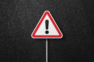 Asfalt bir arka plan üzerinde ünlem işareti ile Yol işareti üçgen şekli. Asfalt dokusu, üst görünüm.
