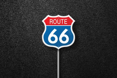 Asfalt bir arka plan üzerinde kelime 66 ile Yol işareti. 66. yol. Will Rogers otobanı. Asfalt dokusu, üst görünüm.