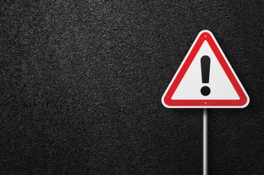 Asfalt bir arka plan üzerinde ünlem işareti ile Yol işareti üçgen şekli. Asfalt dokusu, üst görünüm.