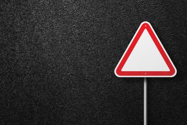 Asfalt bir arka plan üzerinde üçgen şekli yol işaretleri. Asfalt dokusu, üst görünüm.