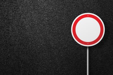 Asfalt bir arka plan üzerinde dairesel şeklin kırmızı yol işareti. Asfalt dokusu, üst görünüm.