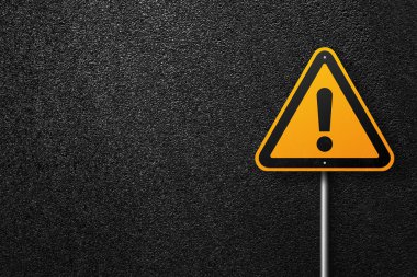 Asfalt bir arka plan üzerinde ünlem işareti ile Yol işareti üçgen şekli. Asfalt dokusu, üst görünüm.