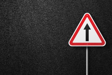 Yol işareti üçgen şekil asfalt bir arka plan üzerinde işaretçi ile. Asfalt dokusu, üst görünüm.