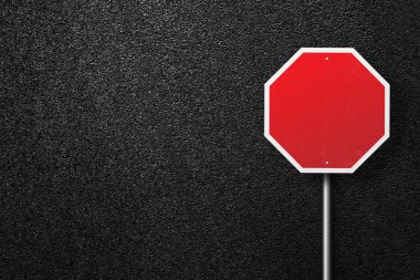 Asfalt arka planda kırmızı yol tabelası. Asfalt dokusu, üst görünüm.