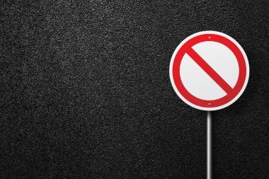 Asfalt bir arka plan üzerinde dairesel şeklin yol işareti. Asfalt dokusu, üst görünüm.