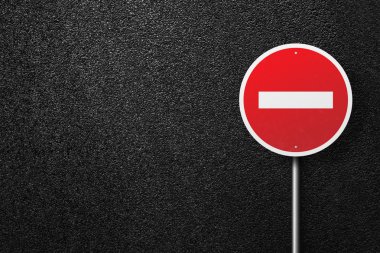 Asfalt bir arka plan üzerinde dairesel şeklin kırmızı yol işareti. Giriş yok. Asfalt dokusu, üst görünüm.