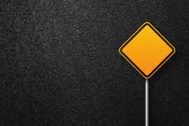 Asfalt bir arka plan üzerinde elmas şekli yol işareti. Asfalt dokusu, üst görünüm.