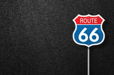 Asfalt bir arka plan üzerinde kelime 66 ile Yol işareti. 66. yol. Will Rogers otobanı. Asfalt dokusu, üst görünüm.