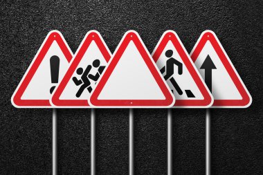 Üçgen şeklinde yol işaretleri asfalt bir arka plan üzerinde bir satır yerleştirilir. Asfalt dokusu, üst görünüm.