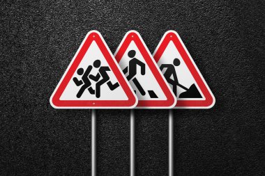 Üçgen şeklinde yol işaretleri asfalt bir arka plan üzerinde bir satır yerleştirilir. Asfalt dokusu, üst görünüm.