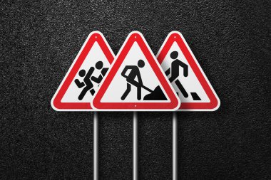 Üçgen şeklinde yol işaretleri asfalt bir arka plan üzerinde bir satır yerleştirilir. Asfalt dokusu, üst görünüm.