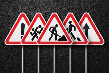 Üçgen şeklinde yol işaretleri asfalt bir arka plan üzerinde bir satır yerleştirilir. Asfalt dokusu, üst görünüm.