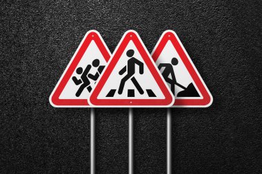 Üçgen şeklinde yol işaretleri asfalt bir arka plan üzerinde bir satır yerleştirilir. Asfalt dokusu, üst görünüm.