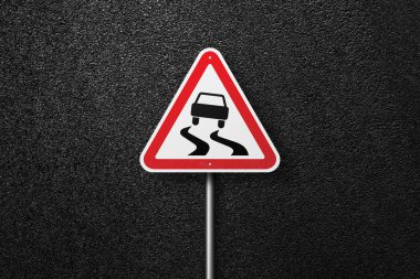 Asfalt bir arka plan üzerinde arabanın bir resmi ile yol işareti üçgen şekli. Asfalt dokusu, üst görünüm.