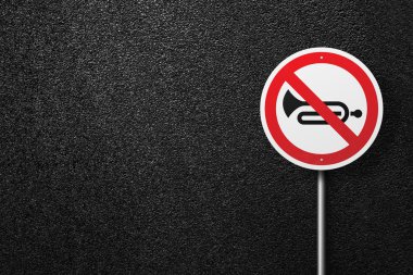 Asfalt bir arka plan üzerinde müzik aleti bir resim ile yol işareti dairesel şekil. Asfalt dokusu, üst görünüm.