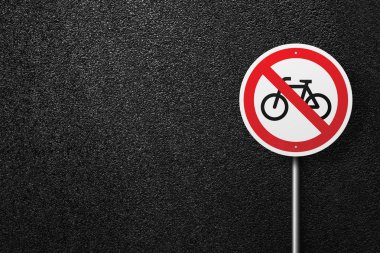 Asfalt bir arka plan üzerinde bisiklet bir resim ile yol işareti dairesel şekil. Asfalt dokusu, üst görünüm.