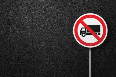 Kamyon arka plan asfalt üzerinde bir resim ile yol işareti dairesel şekil. Asfalt, en iyi görünüm doku.