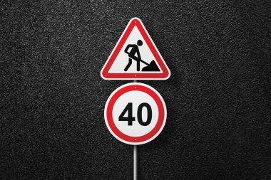 Yol işaretleri resmi arka plan asfalt üzerinde bir işçi olan yuvarlak ve üçgen şekil. Hız sınırı. Asfalt, en iyi görünüm doku.
