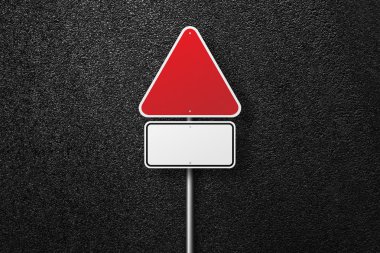 Asfalt bir arka plan üzerinde üçgen şekli boş yol işaretleri. Asfalt dokusu, üst görünüm.