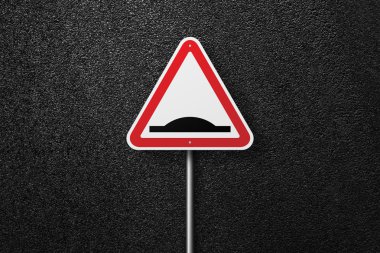 Yol iz arka plan asfalt üzerinde üçgen şekli. Yapay pürüzlülük. Asfalt, en iyi görünüm doku.