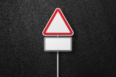 Asfalt bir arka plan üzerinde üçgen şekli boş yol işaretleri. Asfalt dokusu, üst görünüm.