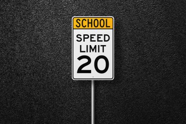 Asfalt arka planda yol tabelası. Hız limiti. Okul. Asfalt dokusu, üst görünüm.
