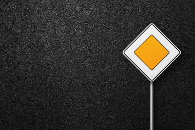 İşareti bir arka plan asfalt ana yolda. Asfalt, en iyi görünüm doku.