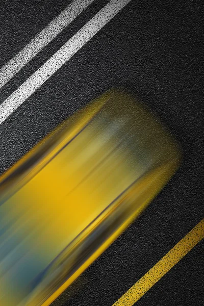 Camino asfaltado de nivel con una división de rayas blancas y amarillas y moviéndose a alta velocidad un coche amarillo. La textura de la pista, vista superior . — Foto de Stock