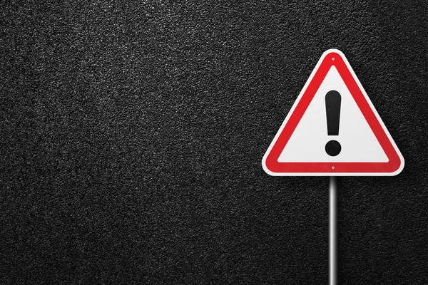 Asfalt bir arka plan üzerinde ünlem işareti ile Yol işareti üçgen şekli. Asfalt dokusu, üst görünüm.
