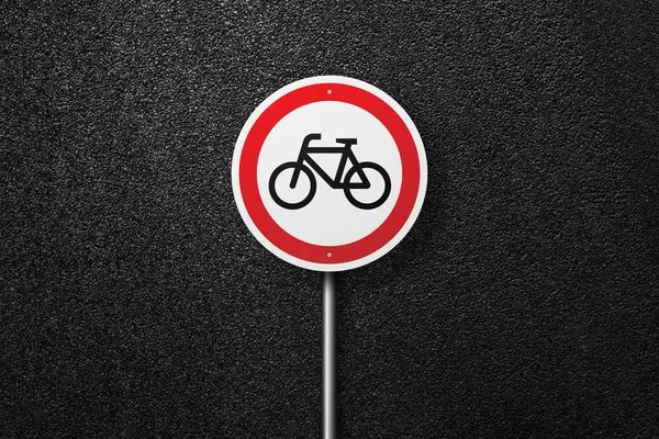 Sinal de estrada da forma circular com uma imagem da bicicleta em um fundo de asfalto. A textura do asfalto, vista superior . — Fotografia de Stock