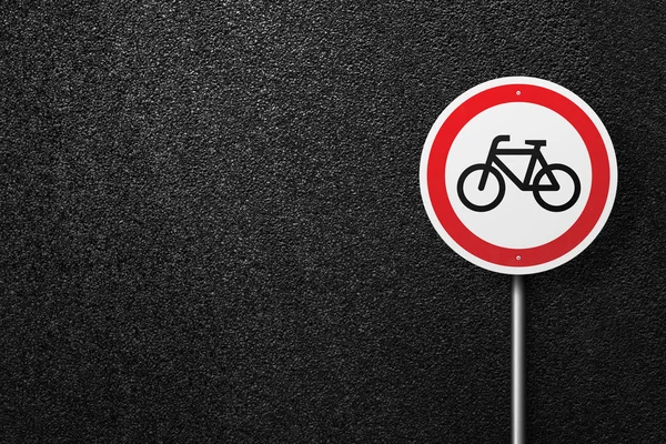 Asfalt bir arka plan üzerinde bisiklet bir resim ile dairesel şeklin Yol işareti. Asfalt dokusu, üst görünüm. — Stok fotoğraf