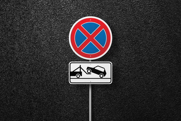 Asfalt arka planda yol tabelası. Park yeri yok. Arabanın tahliyesi. Asfalt dokusu, üst görünüm.