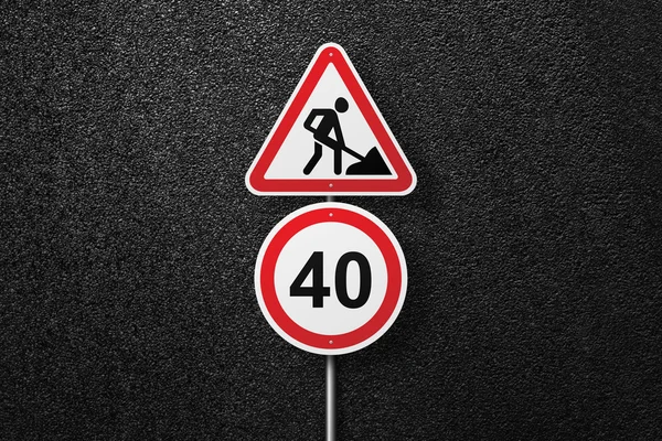 Señales de tráfico de forma circular y triangular con una imagen de un trabajador sobre un fondo de asfalto. Límite de velocidad. La textura de la pista, vista superior . — Foto de Stock